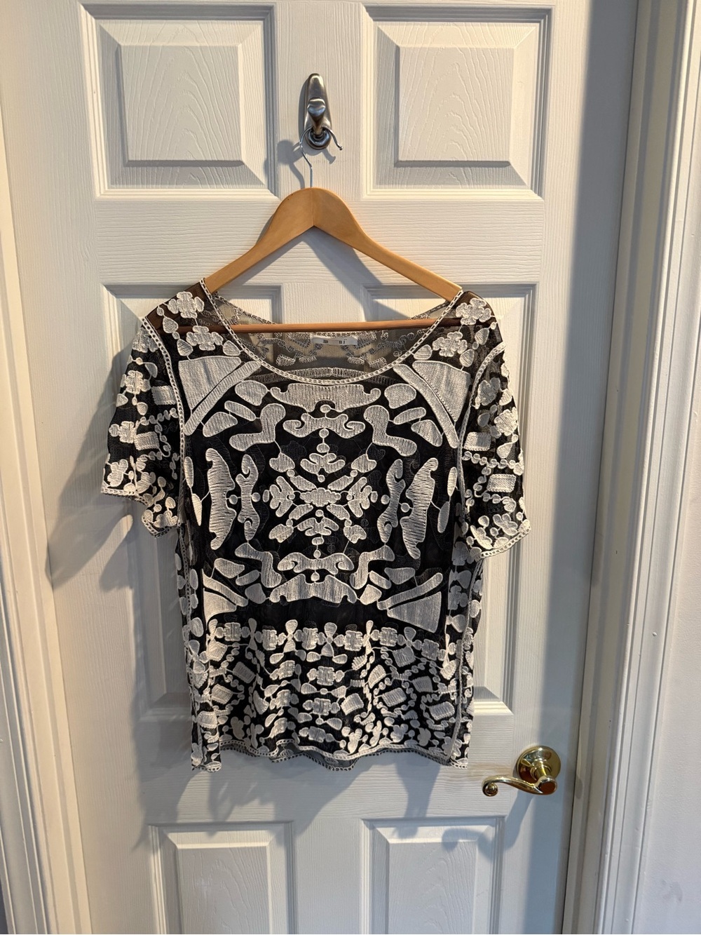 mi Ami by Francesca’s Black and Cream Embroidered Short Sleeve Top